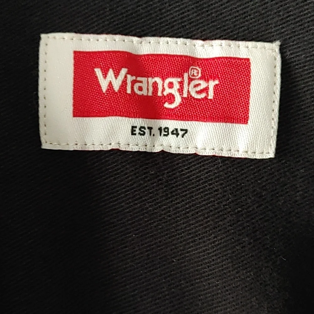 Wrangler Men's LG Black Button Down Shirt Faded From Wash - Picture 2 of 7